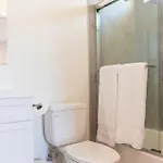 Brand New 5-Bedroom House 2 Free Parkings