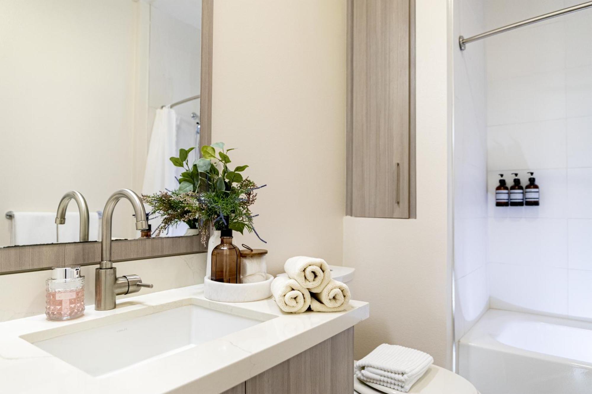 Brand New 5-Bedroom House 2 Free Parkings Apartment *
