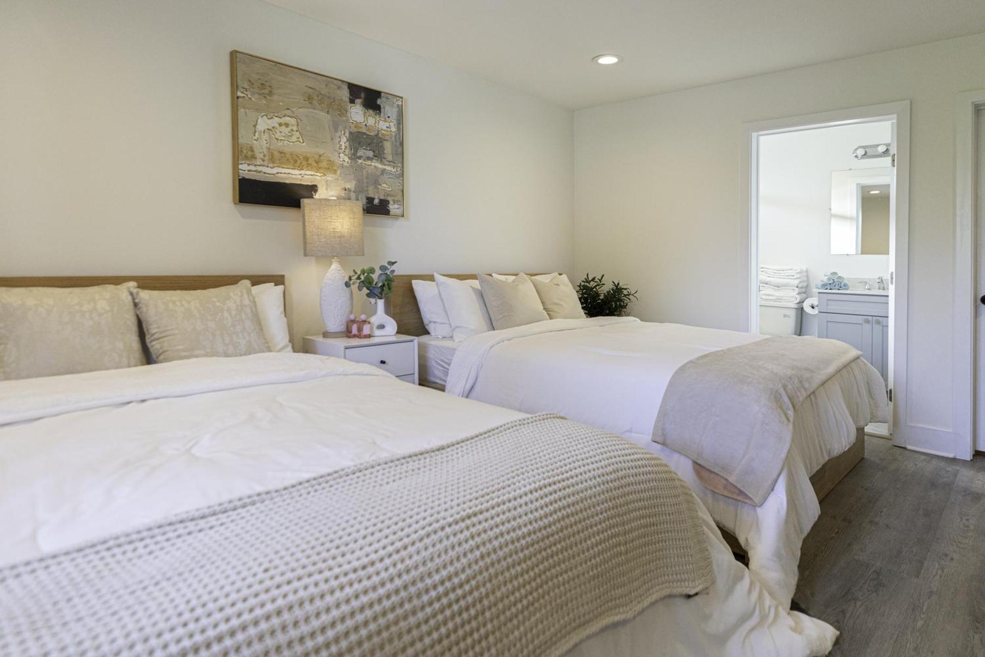 Brand New 5-Bedroom House 2 Free Parkings Apartment