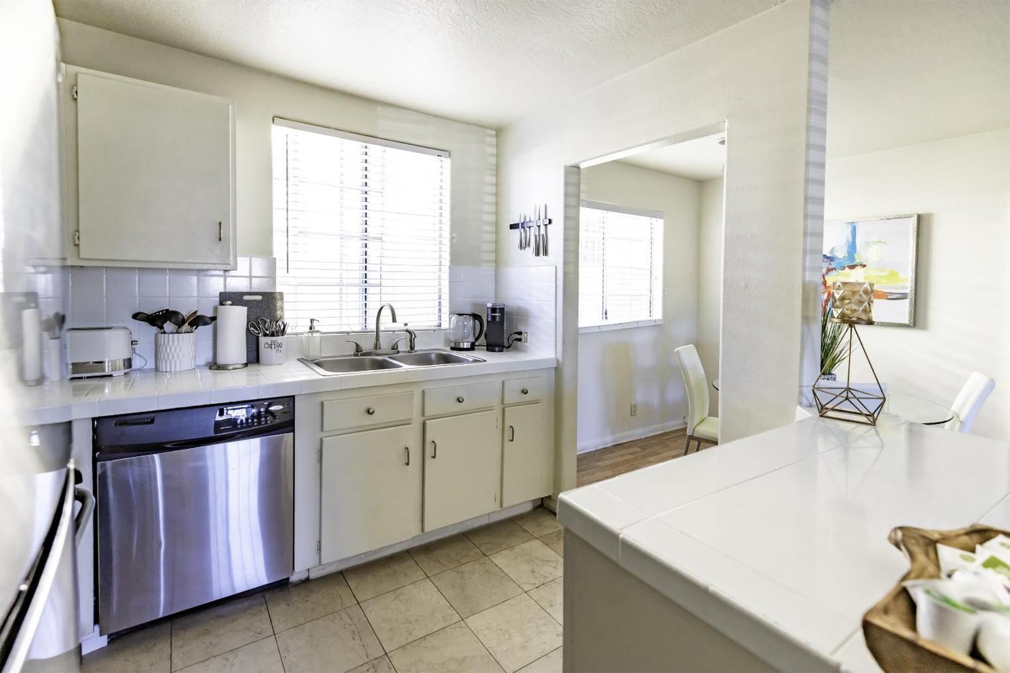 Brand New 5-Bedroom House 2 Free Parkings Apartment Los Angeles