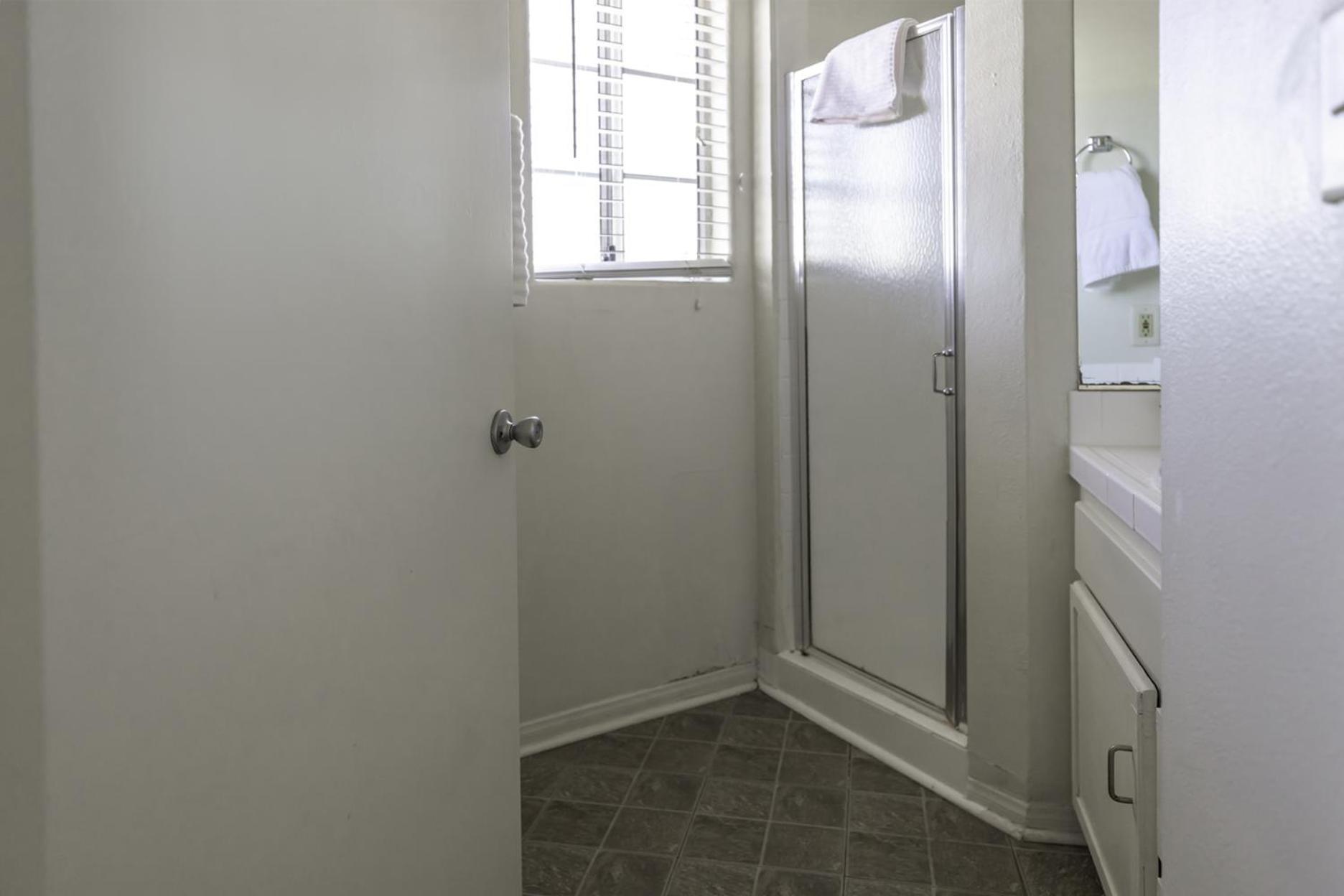 Brand New 5-Bedroom House 2 Free Parkings