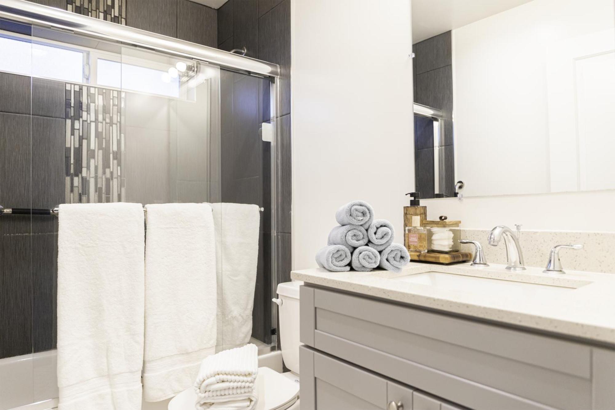 Apartment Brand New 5-Bedroom House 2 Free Parkings Los Angeles